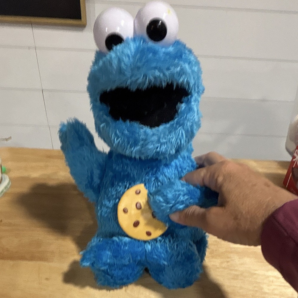 Hasbro Sesame Street Talking Cookie Monster Blue Plush, Small 6-14 in, E1961